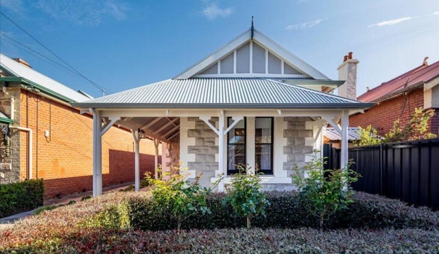 Emilias' Place - Mile End City Fringe