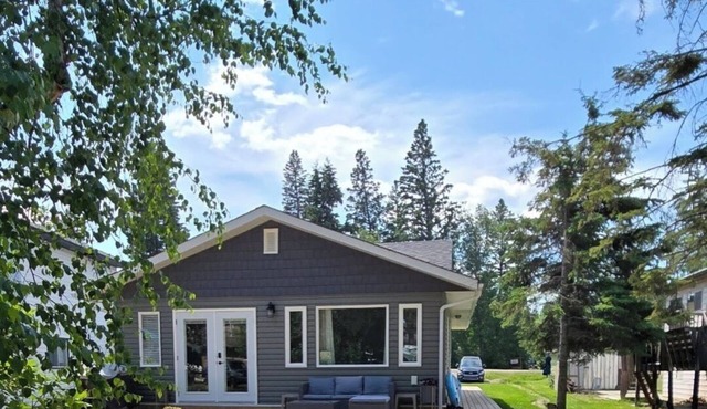 Emma Lake Sunset Bay retreat! One minute walk to the beach with large deck/yard!
