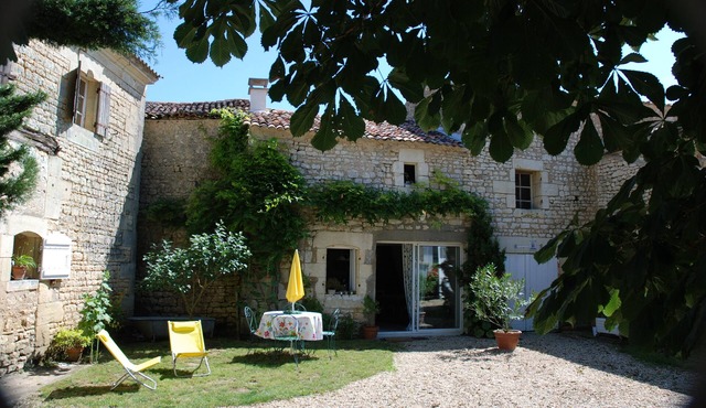 Emma's Cottage cottage quiet in the vineyards 3km from the town. Near Royan