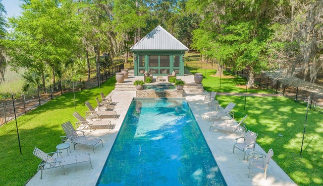 Emma's Driftwood Farm perfect for retreats & reunions - 5 homes, 2 docks, & pool