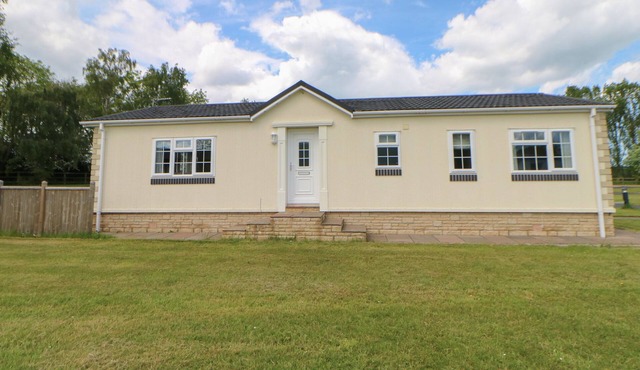 EMMERDALE LODGE, family friendly, with hot tub in Hutton Rudby