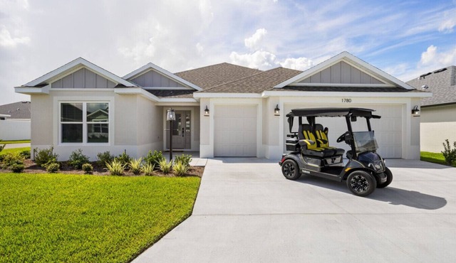 Emmit Stylish Retreat (Oak Hollow)