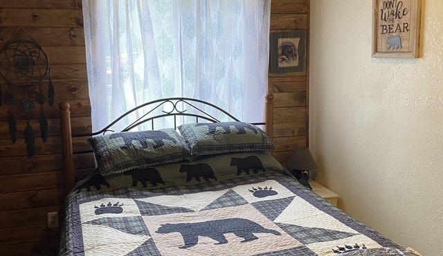 Emmons Creek Landing. Spacious peaceful creek side cabin.