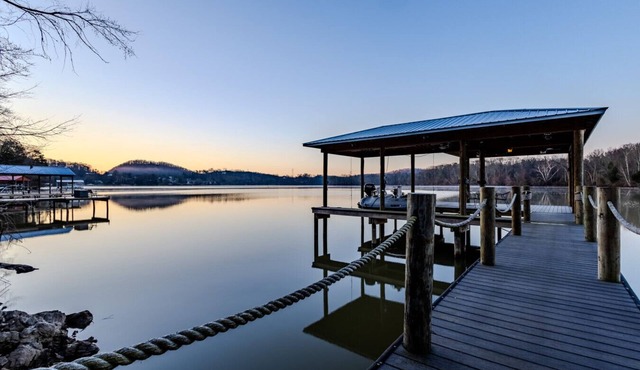 Emory River Retreat | Waterfront on Watts Bar Lake | Private Dock | Sleeps 12