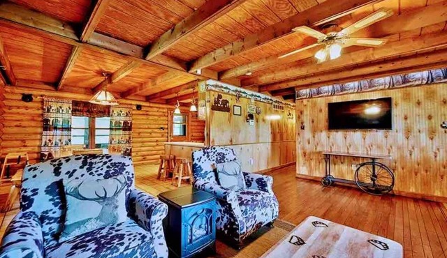 Emperor Cabin with Tiny house, Treehouse and bar