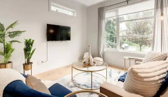 "Empire" in desirable Marda Loop!