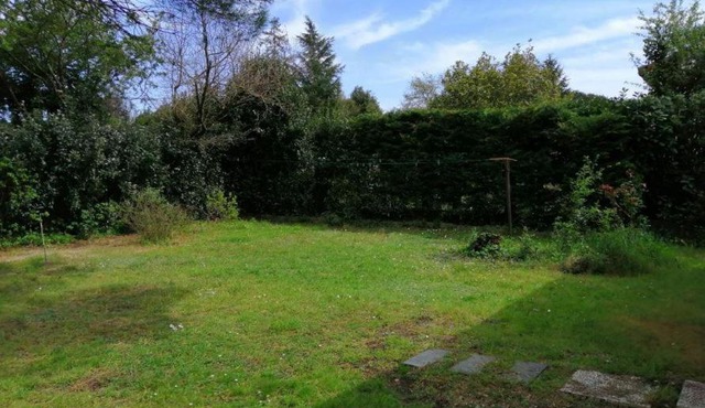 Emplacement de toile de tente dans jardin