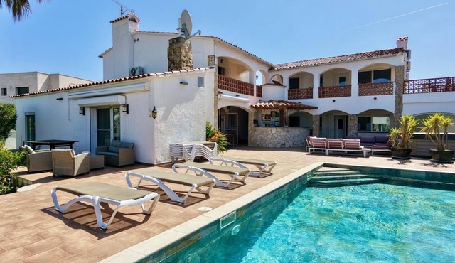 Empuriabrava, Villa canal, 8 bedrooms air-conditioned, 18 people, 5 bathrooms, pool, jacuzzi, 25m quay.
