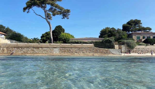 En 1ère Ligne de la Plage de Sable fin des Sablettes ! Accès Direct et Privé !