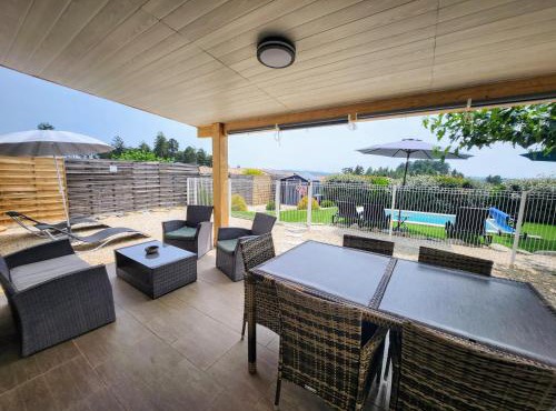 En Ardèche, maison de vacances L'Odalys climatisée avec sa piscine privée et chauffée