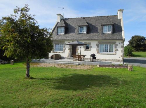 En Bretagne, villa de 2 à 8 pers , meublé de tourisme 3 étoiles nichée dans un écrin de verdure à 2500m de la plage