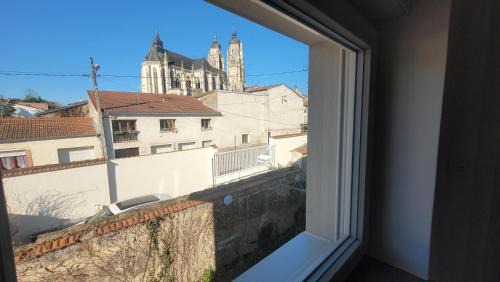 En face de la Basilique de Saint Nicolas-de-Port