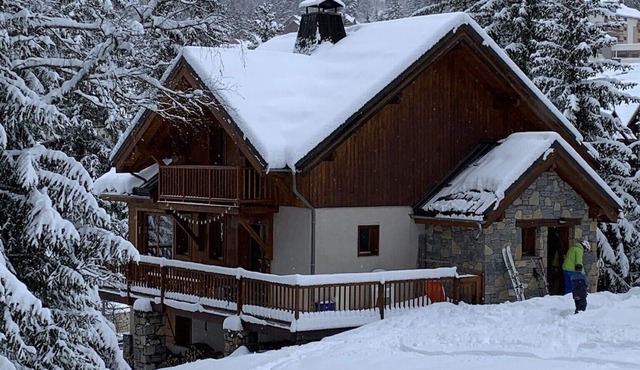 En Piste Ski to/from the front door, 7 bed chalet, 5 mins to shops/restaurants