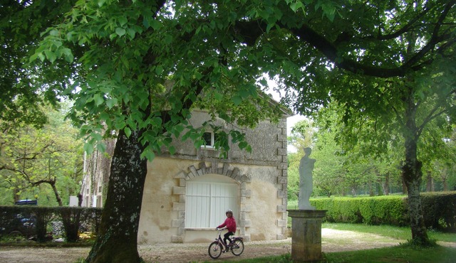En pleine nature, non loin du village, La ferme de Montbreton vous accueille