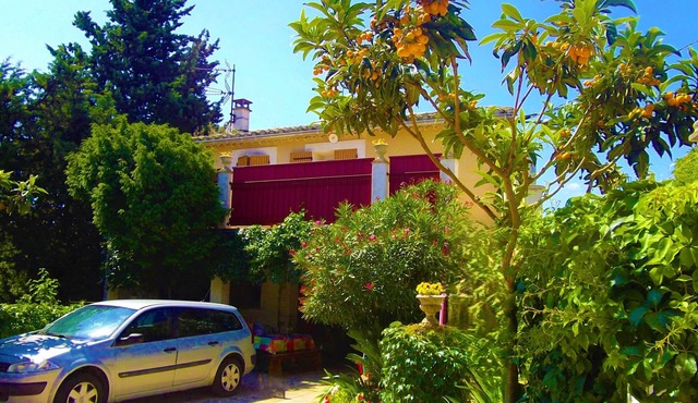 En Provence < Appart-Villa for 2 pers > in lovely Village next to Avignon