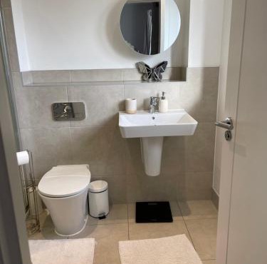 En-suite bedroom in a family home near Gatwick airport and Horley station