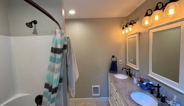 En-Suite Guestroom, Separate Entry — Hosts On-Site