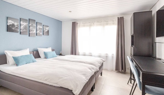 En-suite guestroom, close to Zürich and Luzern, private entrance and parking