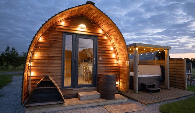 En-suite Wooden Cabin With Jacuzzi Hot Tub