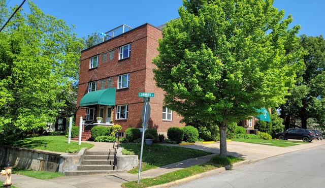 EN09 - Downtown apartment, washer/dryer, elevator, off street parking!
