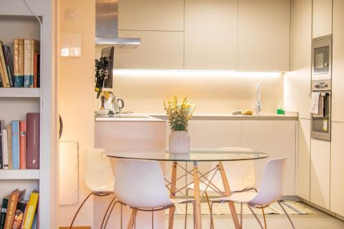 Encantadora habitación en apartamento con terraza