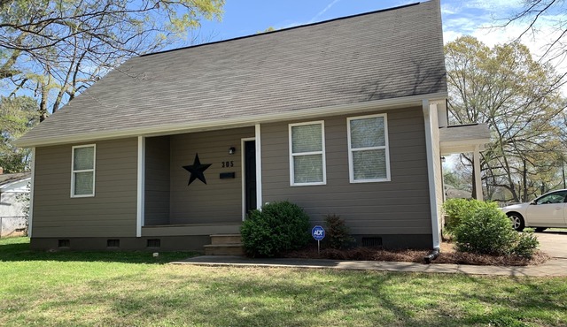 Encanto! A cheerful 2-bedroom first floor home.