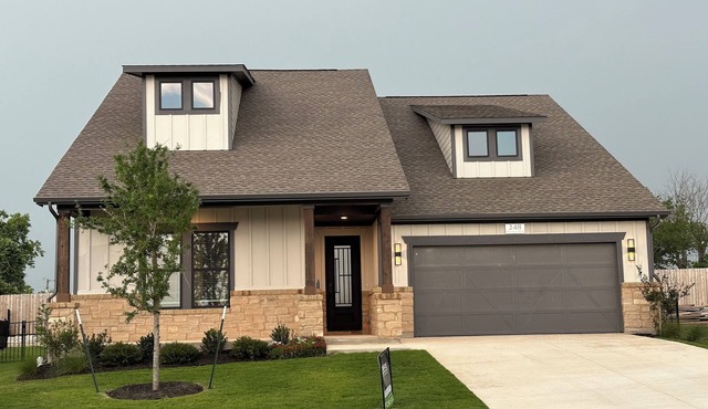 Enchanted 4 bedroom house with high ceilings, natural light & WiFi