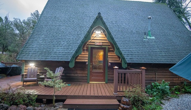 Enchanted Chalet in tranquil forest at Shasta Lake - Pool/Spa/Paddle Boards
