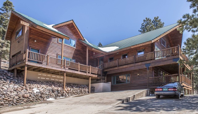 ENCHANTED CIRCLE LODGE-AWESOME MOUNTAIN VIEWS WITH HOT TUB AND SAUNA!