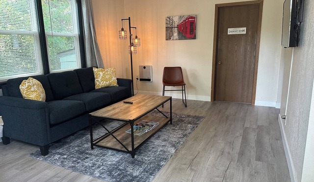 Enchanted Finch Arboretum 1BR Duplex/AC/Driveway Parking