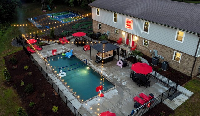 "Enchanted Forest" - Pool, Hot tub, Pond, Pickleball, Basketball, Putt Putt +