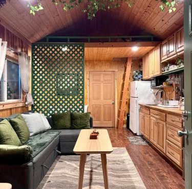 Enchanted Hollow- Cozy, Romantic Woodland Getaway
