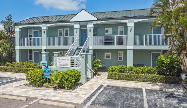 Enchanted Inn; 7 Private King Suites Sleeps 16! Waterfront, Pool, Fishing Dock,