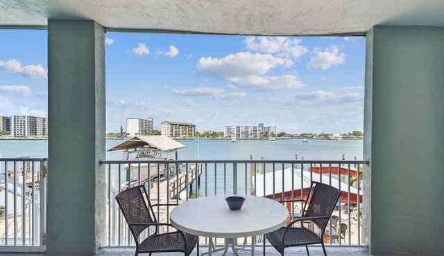 Enchanted Inn Deluxe Suite #8: Waterfront, Pool, Fishing Dock, Boat Docks & Tiki