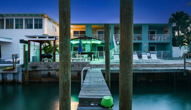Enchanted Inn Suite #5: Waterfront, Pool, Fishing Dock, Boat Docks & Tiki Bar!