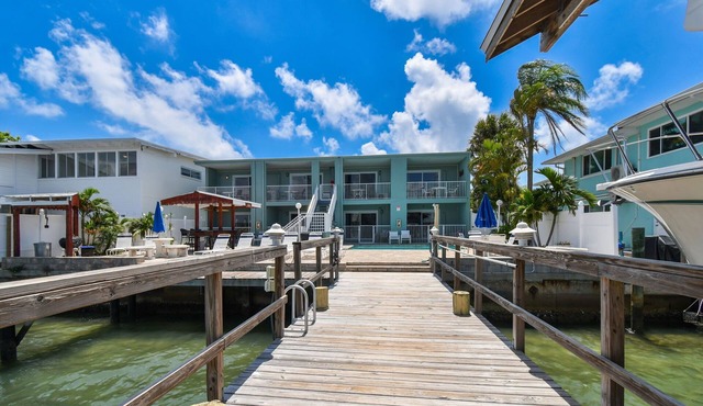 Enchanted Inn Suite #4: Waterfront, Pool, Fishing Dock, Boat Docks & Tiki Bar!