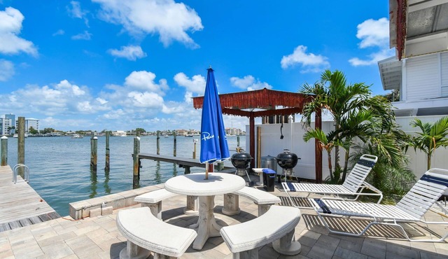 Enchanted Inn Suite #2: Waterfront, Pool, Fishing Dock, Boat Docks & Tiki Bar!