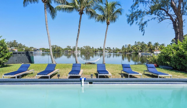 Enchanted Lake House Miami - Spacious 4-bedroom house in Miami with AC, WiFi