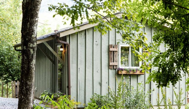 Enchanted Mountain Cottage on quaint farm with creek and opt. breakfast