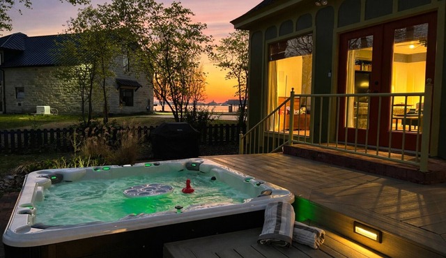 Enchanted Oaks Lakefront: nHot Tub, Arcade, Golf Cart, Kayaks - Sleeps 10