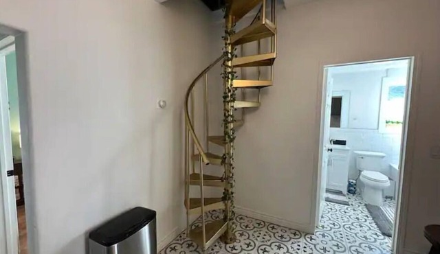 Enchanted Urban Tree House - Hot Tub Experience