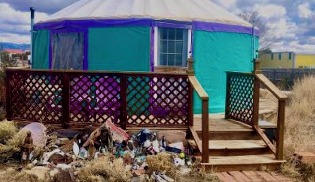 Enchanted yurt with amazing views and llamas too