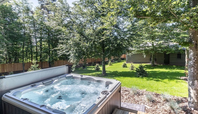 Enchanting Lodge: Private Hot Tub, Golf Access, Pool, Spa & More