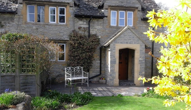 Enchanting 17th Century Cotswold Cottage in the beautiful village of Bretforton
