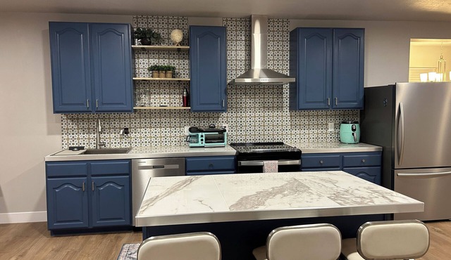 Enchanting 2-bedroom basement apartment with mini library in Saratoga Springs