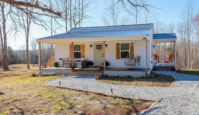 Enchanting 2 Bedroom Cottage, The Fox Den, 258 Acres, Farmville, VA
