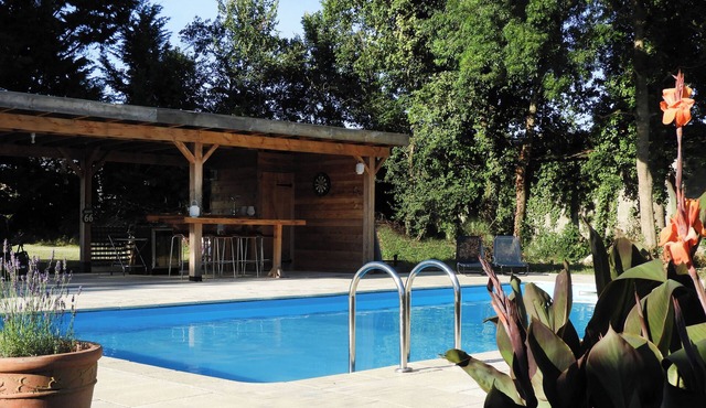 Enchanting 200 year old 2-bedroom gîte with pool, 7 minutes drive to Eymet