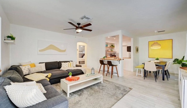 Enchanting 2BR/1BA Casita 2 blocks to Beach