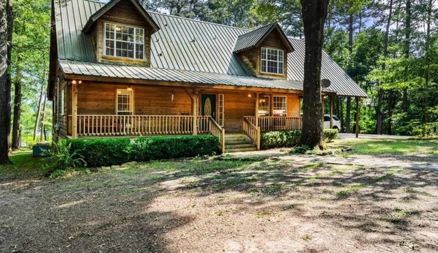 Enchanting 3-bedroom cabin on Bob Sandlin
