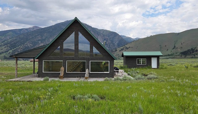 Enchanting 3-bedroom cabin in Cameron Near Yellowstone National Park.
